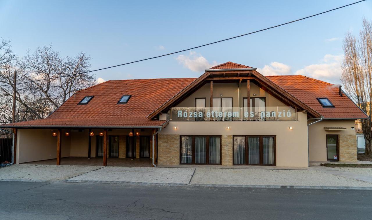 Rozsa Etterem & Panzio Acomodação com café da manhã Pécs Exterior foto