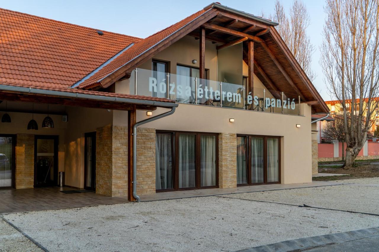 Rozsa Etterem & Panzio Acomodação com café da manhã Pécs Exterior foto